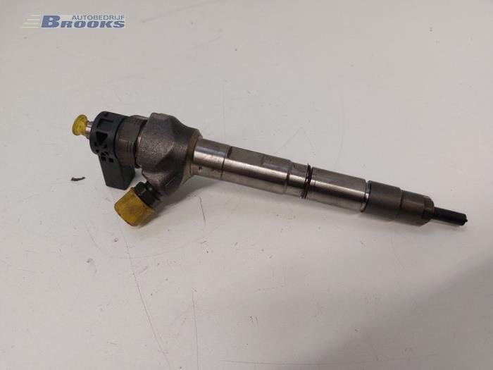 Injector (diesel) from a Volkswagen Golf VII (AUA) 1.6 TDI BlueMotion 16V 2013