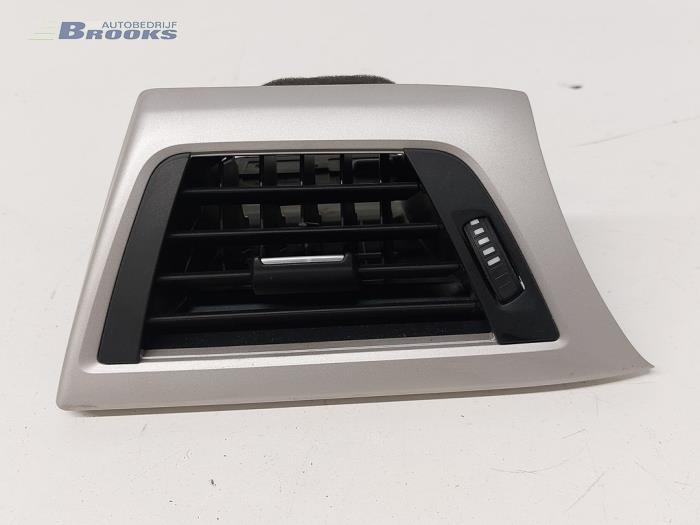 Dashboard vent from a BMW 3 serie Touring (F31) 316i 1.6 16V 2014