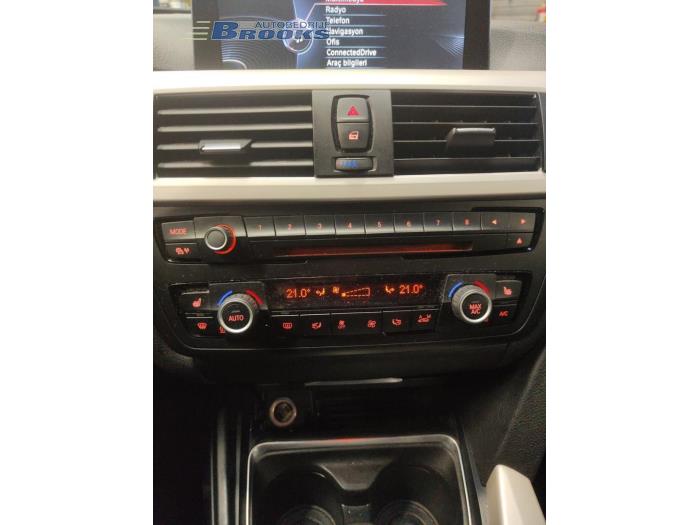 Panel de control de radio de un BMW 3 serie Touring (F31) 316i 1.6 16V 2014