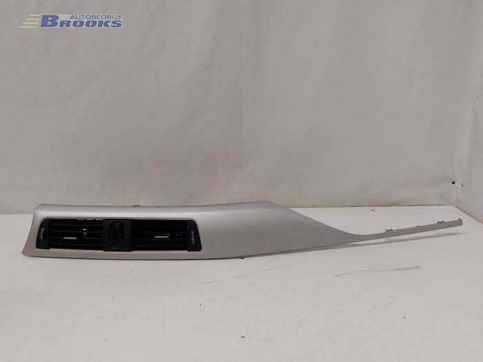 Rejilla de aire de salpicadero de un BMW 3 serie Touring (F31) 316i 1.6 16V 2014