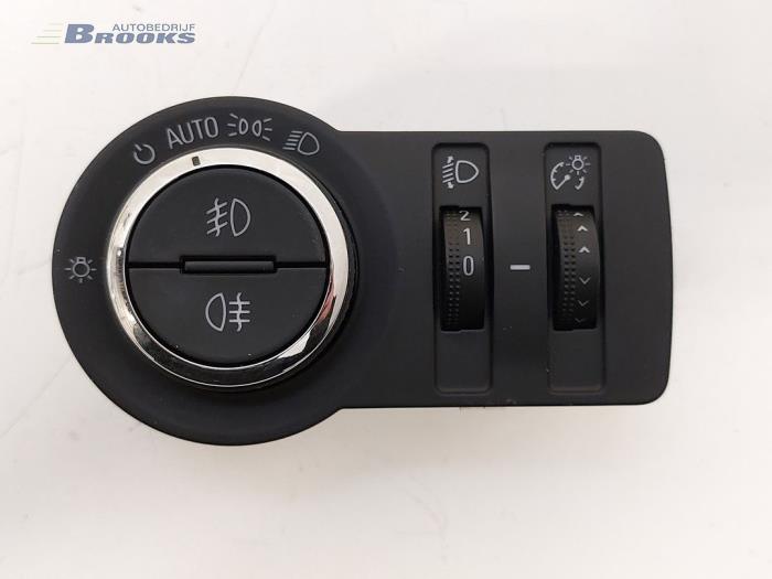 Używane Przelacznik swiatel Opel Astra J Sports Tourer (PD8/PE8/PF8) 1.6 CDTI 16V Cena € 20,00 Procedura marży oferowane przez Autobedrijf Brooks