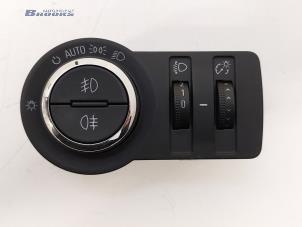 Usagé Commutateur lumière Opel Astra J Sports Tourer (PD8/PE8/PF8) 1.6 CDTI 16V Prix € 15,00 Règlement à la marge proposé par Autobedrijf Brooks