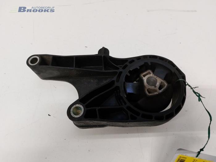 Usagé Support moteur Opel Astra J Sports Tourer (PD8/PE8/PF8) 1.6 CDTI 16V Prix € 15,00 Règlement à la marge proposé par Autobedrijf Brooks
