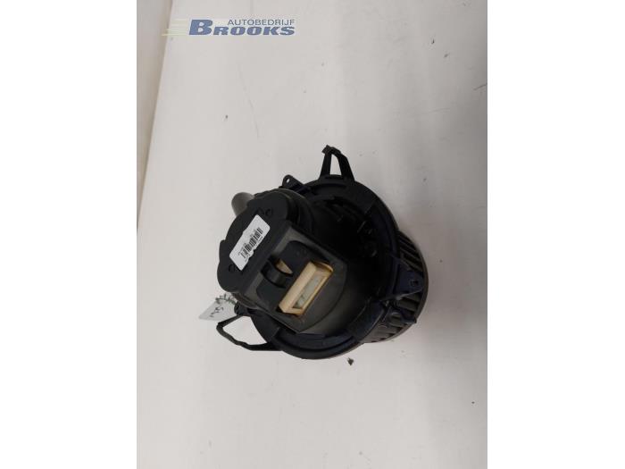 Heating and ventilation fan motor from a Renault Clio IV (5R) 1.5 Energy dCi 90 FAP 2015