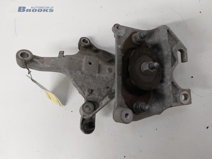 Gearbox mount from a Renault Clio IV (5R) 1.5 Energy dCi 90 FAP 2015