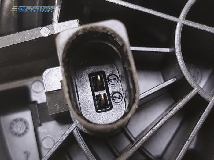 Manija del portón trasero de un Volkswagen Golf VII (AUA) 1.6 TDI BlueMotion 16V 2013