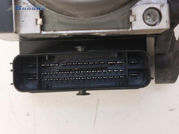 Bomba ABS de un Volkswagen Golf VII (AUA) 1.6 TDI BlueMotion 16V 2013