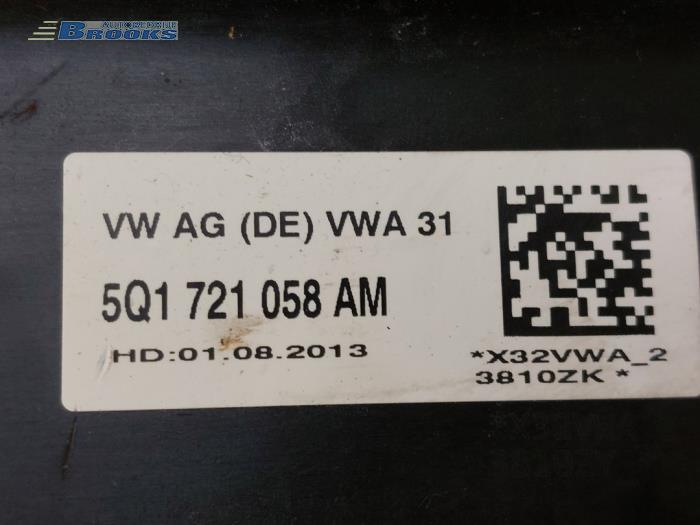 Pedal de freno de un Volkswagen Golf VII (AUA) 1.6 TDI BlueMotion 16V 2013