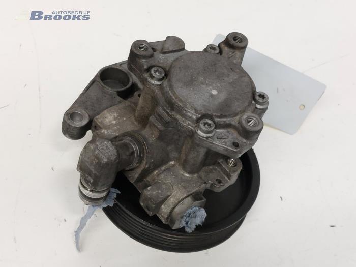 Power steering pump from a Mercedes-Benz S (W221) 3.5 S-350 24V 2009