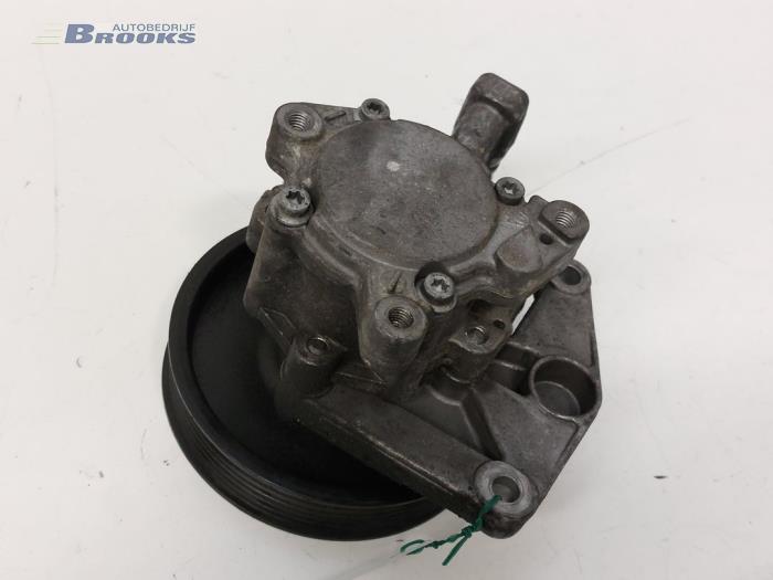 Power steering pump from a Mercedes-Benz S (W221) 3.5 S-350 24V 2009