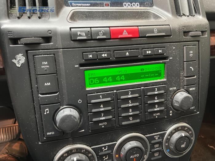 Panneau commande radio d'un Land Rover Freelander II 2.2 td4 16V 2010
