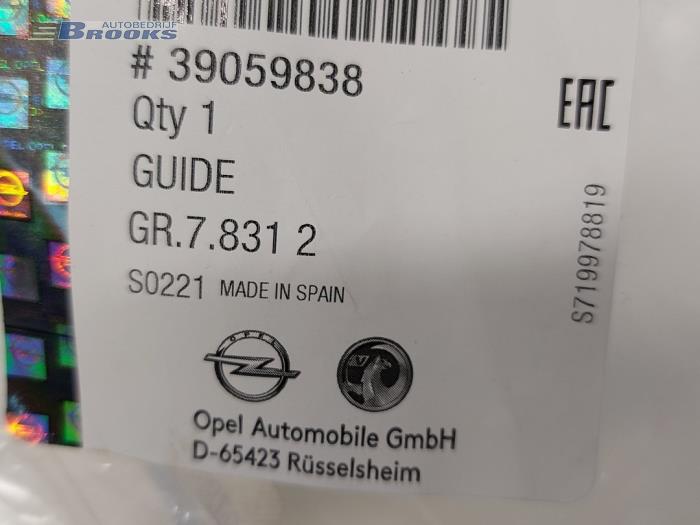 Rear bumper bracket, left from a Opel Corsa E 1.0 SIDI Turbo 12V 2017