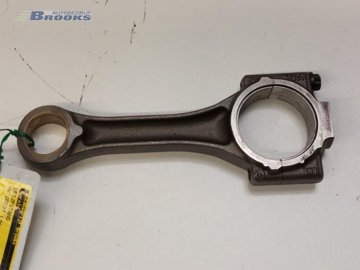 Connecting rod from a Volkswagen Caddy III (2KA,2KH,2CA,2CH) 1.9 TDI 2006