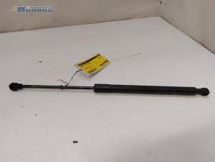 Used Rear gas strut, left Renault Clio IV (5R) 0.9 Energy TCE 90 12V Price € 10,00 Margin scheme offered by Autobedrijf Brooks