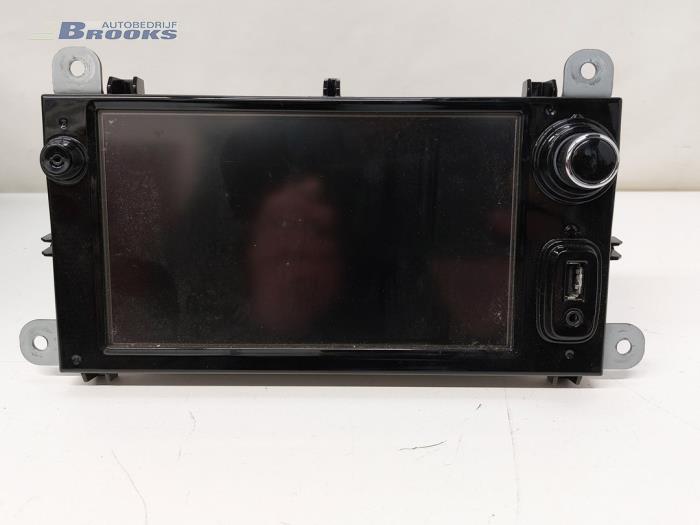 Navigation system from a Renault Clio IV (5R) 0.9 Energy TCE 90 12V 2013