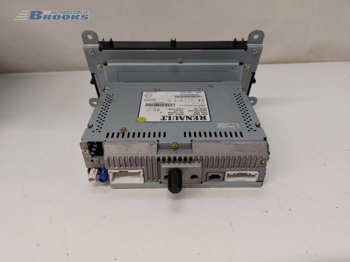 Navigation system from a Renault Clio IV (5R) 0.9 Energy TCE 90 12V 2013