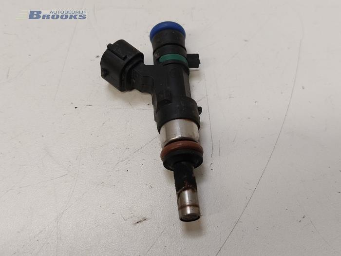 Injector (petrol injection) from a Renault Clio IV (5R) 0.9 Energy TCE 90 12V 2013