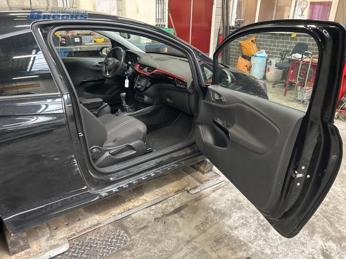 Joint caoutchouc portière 2portes droite d'un Opel Corsa E 1.0 SIDI Turbo 12V 2017