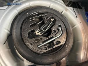 Used Jackkit + spare wheel Volkswagen Golf VI (5K1) 1.6 TDI 16V Price € 150,00 Margin scheme offered by Autobedrijf Brooks