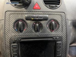 Usagé Panneau de commandes chauffage Volkswagen Caddy III (2KA,2KH,2CA,2CH) 1.9 TDI Prix € 30,00 Règlement à la marge proposé par Autobedrijf Brooks