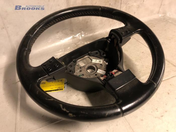 Steering wheel from a Volkswagen Caddy III (2KA,2KH,2CA,2CH) 1.9 TDI 2008