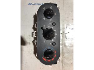 Używane Panel sterowania nagrzewnicy Renault Twingo II (CN) 1.2 16V Cena € 20,00 Procedura marży oferowane przez Autobedrijf Brooks