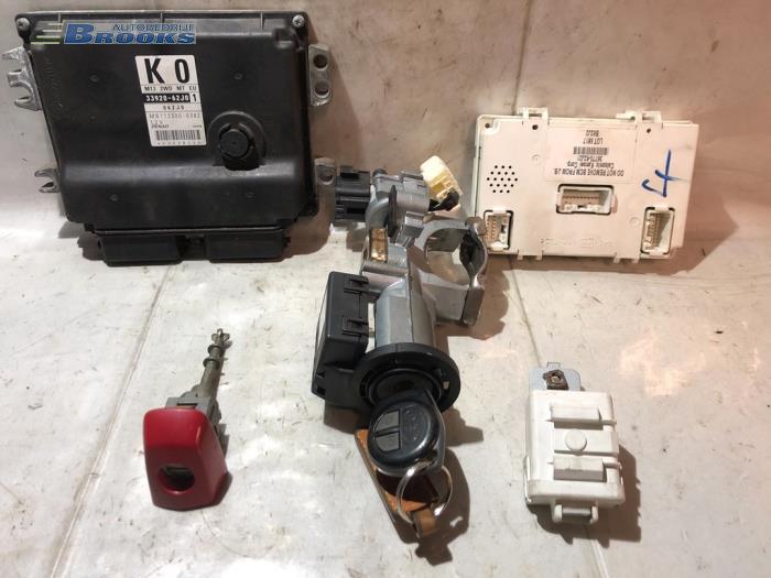 Used Ignition lock + computer Suzuki Swift (ZA/ZC/ZD1/2/3/9) 1.3 VVT 16V Price € 75,00 Margin scheme offered by Autobedrijf Brooks