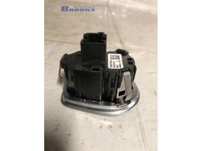 Start/stop switch from a BMW 3 serie Touring (F31) 316i 1.6 16V 2014