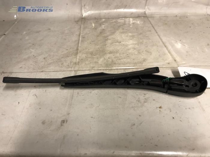 Rear wiper arm from a BMW 3 serie Touring (F31) 316i 1.6 16V 2014