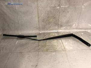 Used Front wiper arm Renault Clio IV (5R) 0.9 Energy TCE 90 12V Price € 15,00 Margin scheme offered by Autobedrijf Brooks