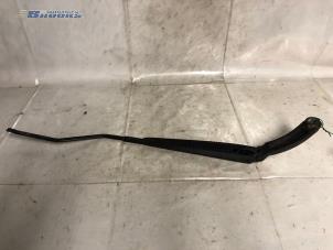 Used Front wiper arm Renault Clio IV (5R) 0.9 Energy TCE 90 12V Price € 15,00 Margin scheme offered by Autobedrijf Brooks