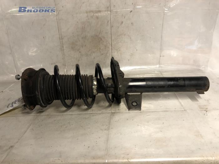 Front shock absorber rod, left from a Volkswagen Golf VII (AUA) 1.2 TSI BlueMotion 16V 2013