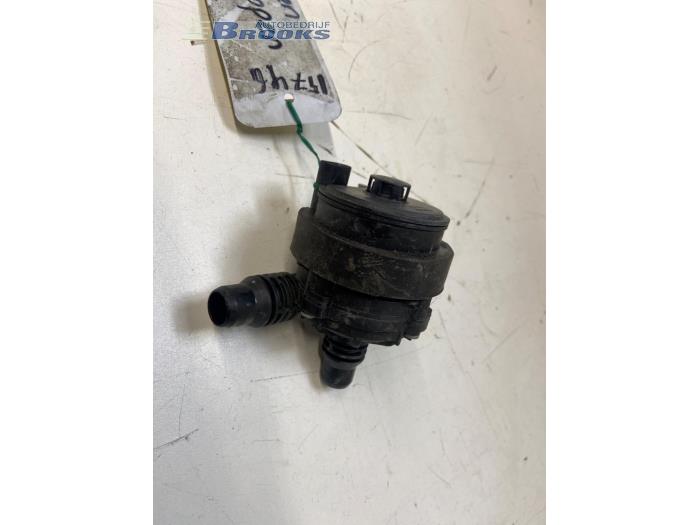Begagnade Extra vattenpump BMW i4 (G26) eDrive40 84 kWh Pris € 50,00 Marginaltabell erbjuds av Autobedrijf Brooks