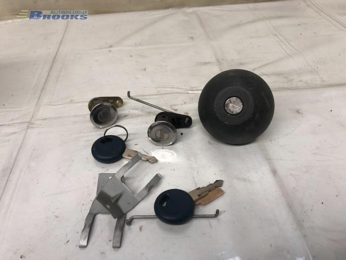 Gebrauchte Schlossset Renault Twingo (C06) 1.2 Preis € 35,00 Margenregelung angeboten von Autobedrijf Brooks