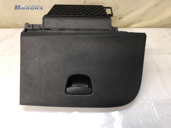 Begagnade Handskfack Seat Ibiza IV (6J5) 1.0 12V Pris € 30,00 Marginaltabell erbjuds av Autobedrijf Brooks