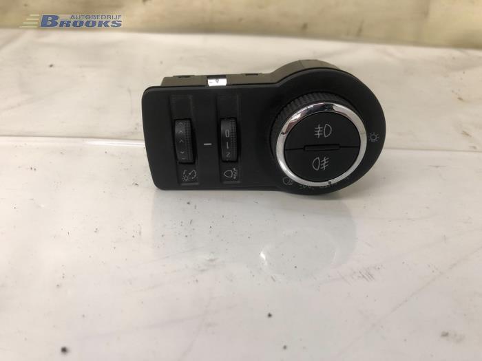 Używane Przelacznik swiatel Opel Insignia Sports Tourer 1.6 Turbo 16V Ecotec Cena € 15,00 Procedura marży oferowane przez Autobedrijf Brooks