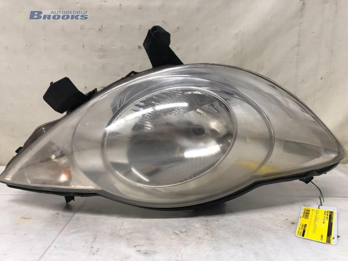 Używane Reflektor prawy Peugeot 107 1.0 12V Cena € 20,00 Procedura marży oferowane przez Autobedrijf Brooks