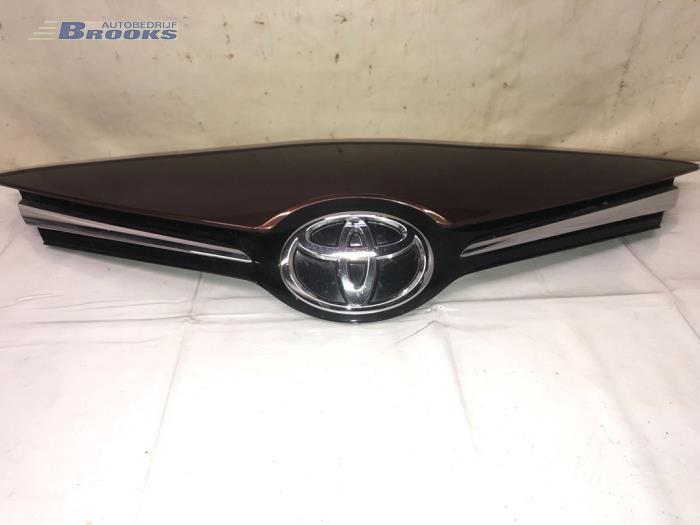Begagnade Grill Toyota Avensis Wagon (T27) 1.8 16V VVT-i Pris € 75,00 Marginaltabell erbjuds av Autobedrijf Brooks