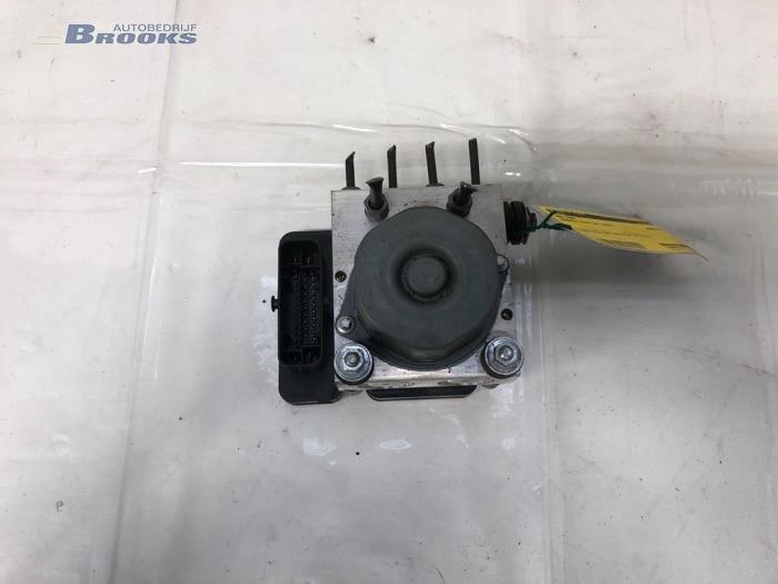 Begagnade ABS-pump Renault Clio IV (5R) 0.9 Energy TCE 90 12V Pris € 40,00 Marginaltabell erbjuds av Autobedrijf Brooks