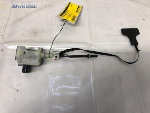 Begagnade Tanklåsmotor Toyota Avensis Wagon (T27) 1.8 16V VVT-i Pris € 100,00 Marginaltabell erbjuds av Autobedrijf Brooks