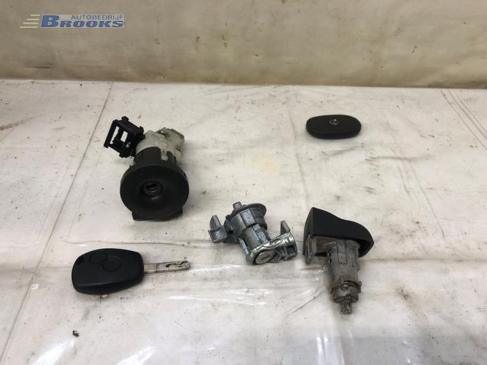 Used Ignition lock + computer Nissan NV 400 (M9J) 2.3 dCi 125 16V Price € 75,00 Margin scheme offered by Autobedrijf Brooks