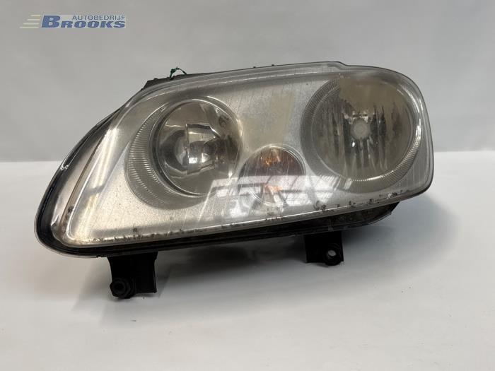 Używane Reflektor lewy Volkswagen Caddy III (2KA,2KH,2CA,2CH) 1.9 TDI Cena € 20,00 Procedura marży oferowane przez Autobedrijf Brooks