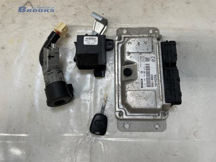 Used Ignition lock + computer Toyota Aygo (B10) 1.0 12V VVT-i Price € 150,00 Margin scheme offered by Autobedrijf Brooks