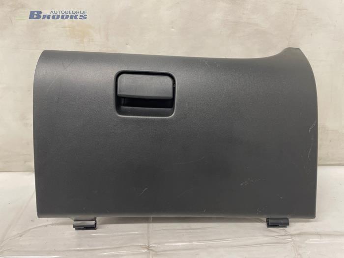 Begagnade Handskfack Mitsubishi Space Star (A0) 1.2 12V Pris € 20,00 Marginaltabell erbjuds av Autobedrijf Brooks
