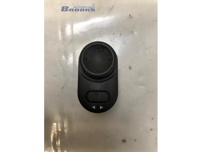 Usados Interruptor de retrovisor Opel Combo Tour (Corsa C) 1.4 16V Twin Port Precio € 10,00 Norma de margen ofrecido por Autobedrijf Brooks