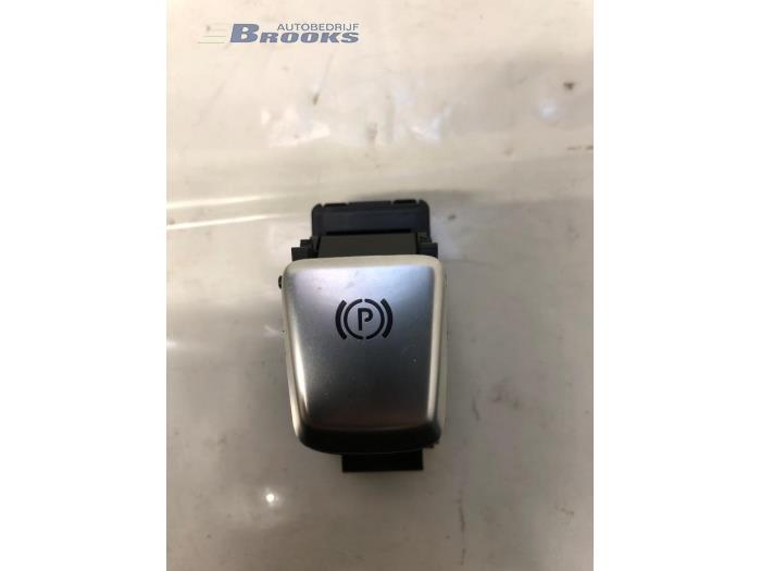 Używane Przelacznik hamulca postojowego Mercedes C (W205) C-180 1.6 16V Cena € 10,00 Procedura marży oferowane przez Autobedrijf Brooks