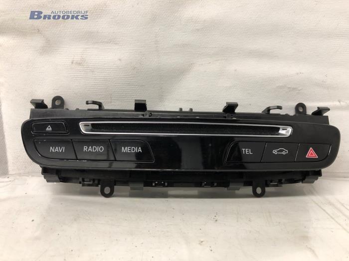 Używane Panel obslugi radia Mercedes C (W205) C-180 1.6 16V Cena € 35,00 Procedura marży oferowane przez Autobedrijf Brooks
