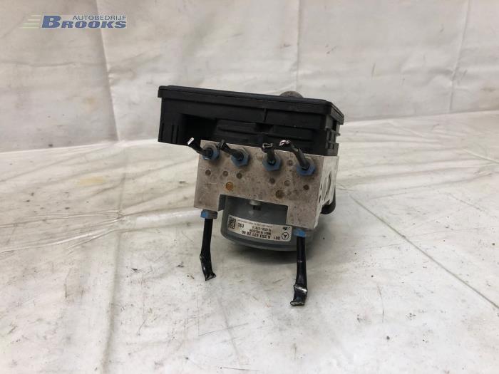 Gebrauchte ABS Pumpe Mercedes C (W205) C-180 1.6 16V Preis € 100,00 Margenregelung angeboten von Autobedrijf Brooks