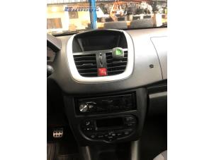 Usados Pantalla interior Peugeot 206+ (2L/M) 1.4 HDi Precio € 10,00 Norma de margen ofrecido por Autobedrijf Brooks
