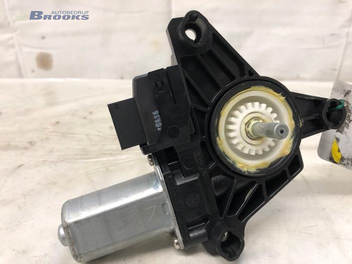 Usados Motor de ventanilla de puerta Mercedes C (W205) C-180 1.6 16V Precio € 20,00 Norma de margen ofrecido por Autobedrijf Brooks